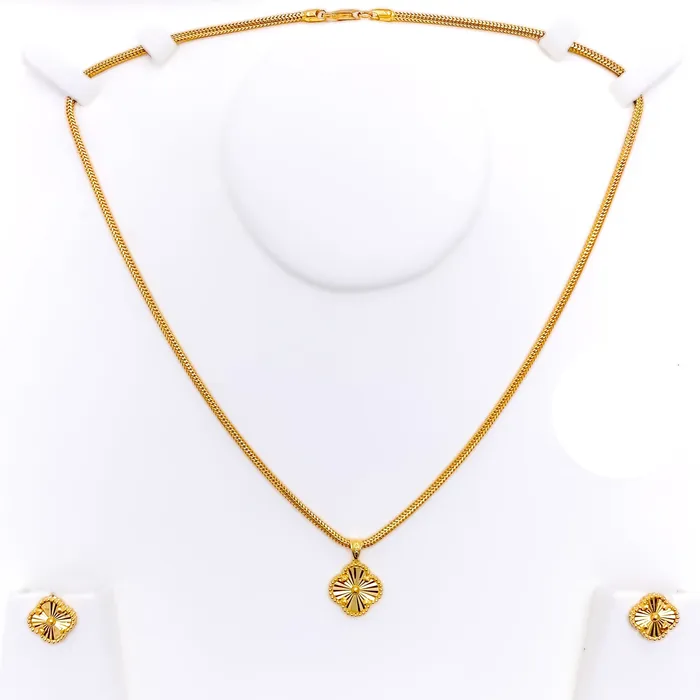 Andaaz Jewelers PreStyled Sets Upscale Timeless 21k Gold Clover Pendant Set