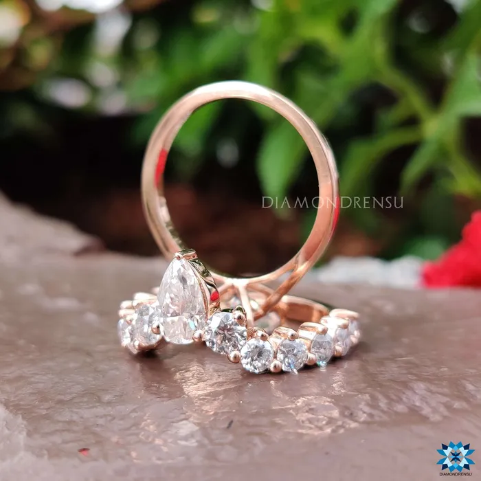 Diamondrensu Rings 435 TCW Radiant Brilliant Cut Solitaire Ring with Chevron Wedding Band