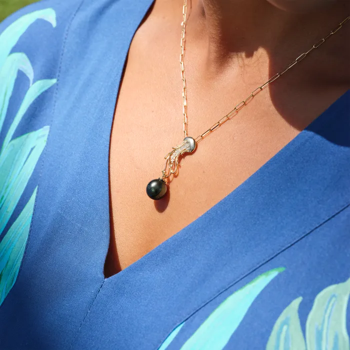 Necklaces Maui Divers Jewelry Ocean Dance Jellyfish Tahitian Black Pearl Pendant in Gold with Diamonds 910mm